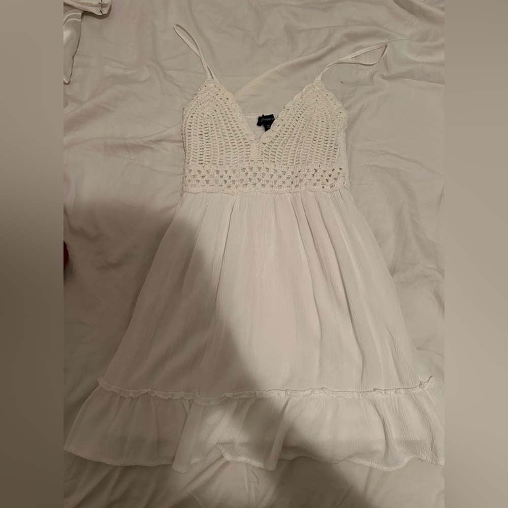 White‎ Sleeveless Crochet Dress